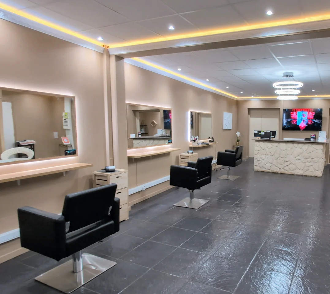 Intérieur du salon de coiffure L’Univers des Femmes à Sangatte près de Calais